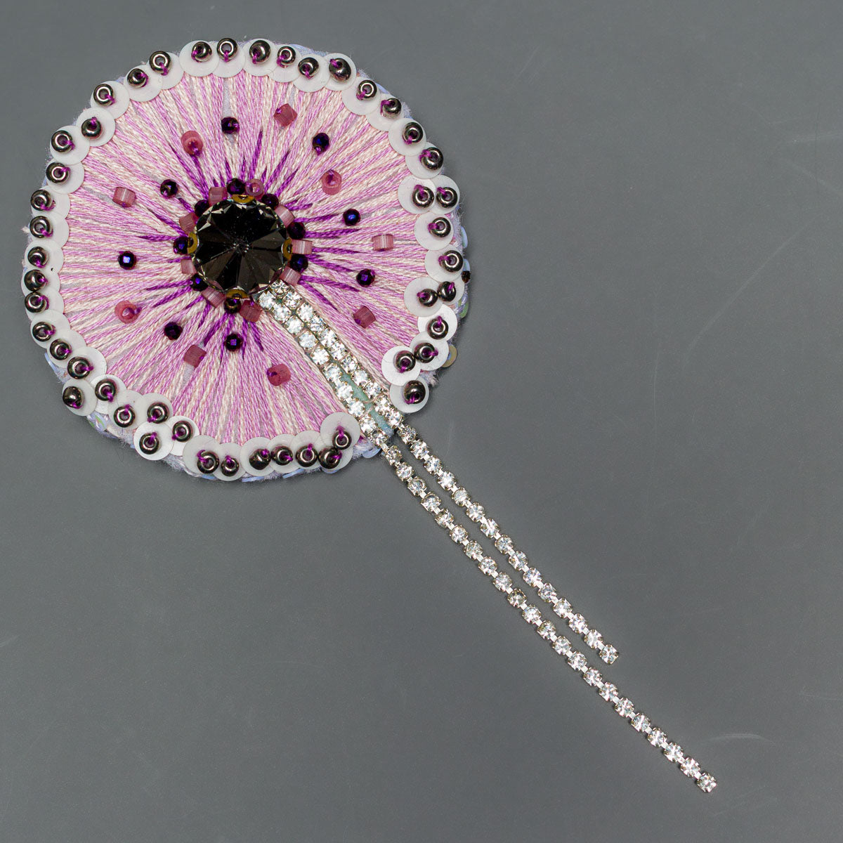 Ръчно шита брошка "Глухарче"