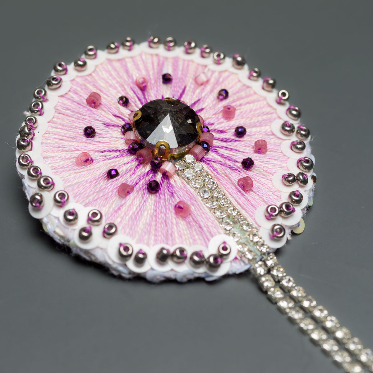 Ръчно шита брошка "Глухарче"