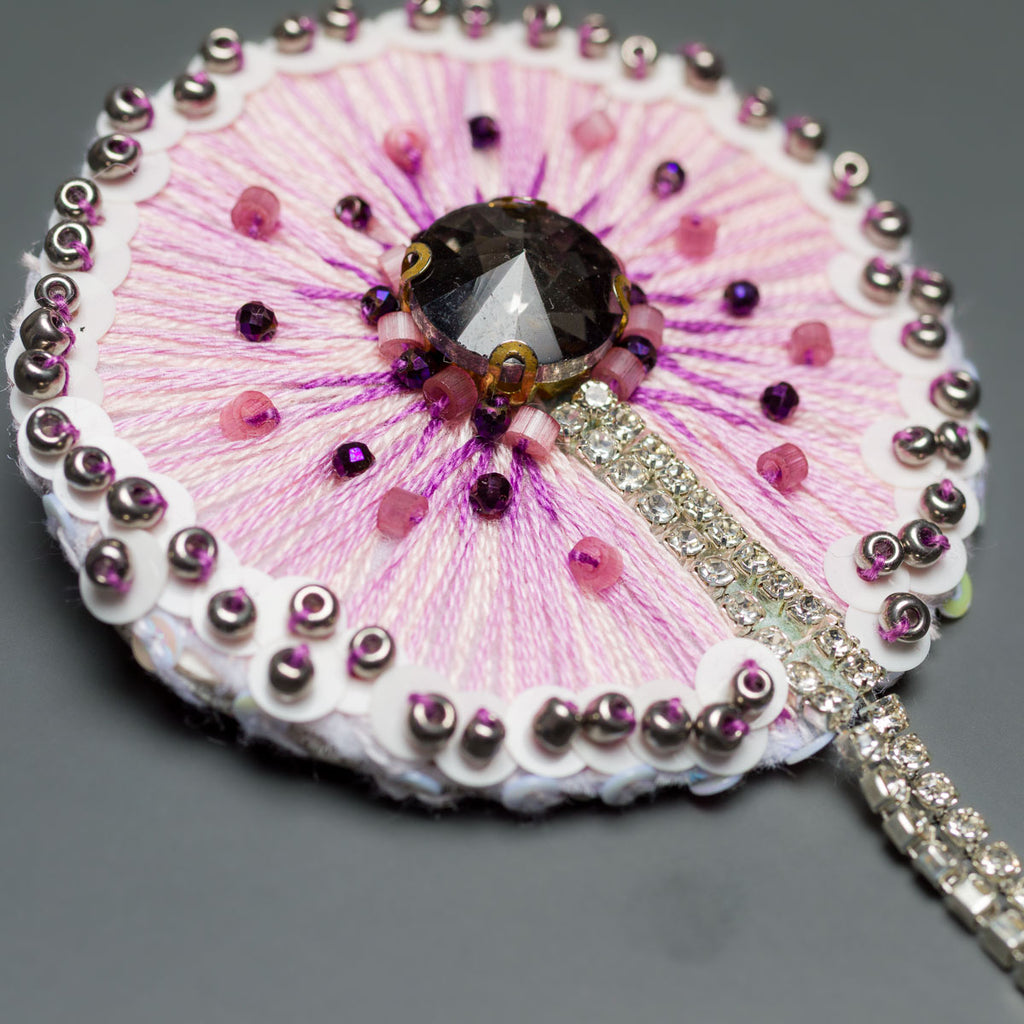 Ръчно шита брошка "Глухарче"