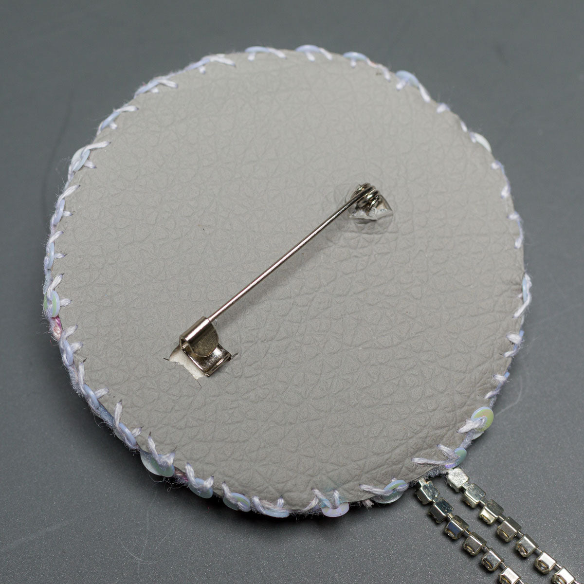 Ръчно шита брошка "Глухарче"