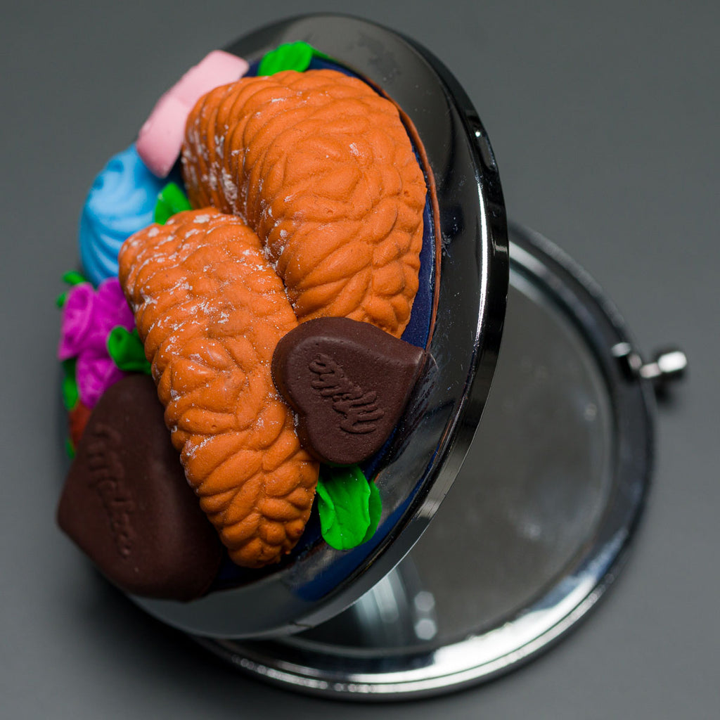 Джобно огледало с декорация от полимерна глина