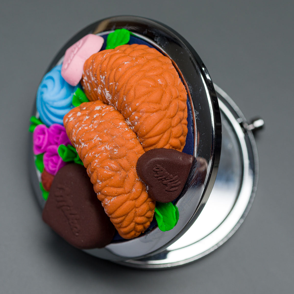 Джобно огледало с декорация от полимерна глина