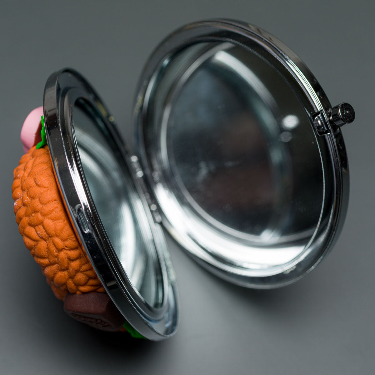 Джобно огледало с декорация от полимерна глина